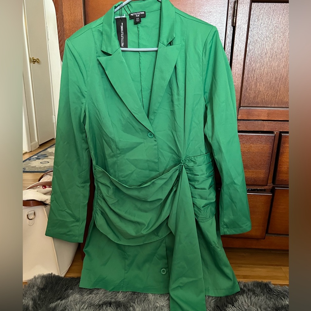 Pretty Little Thing plus green pleated front drape detail Blazer Dress